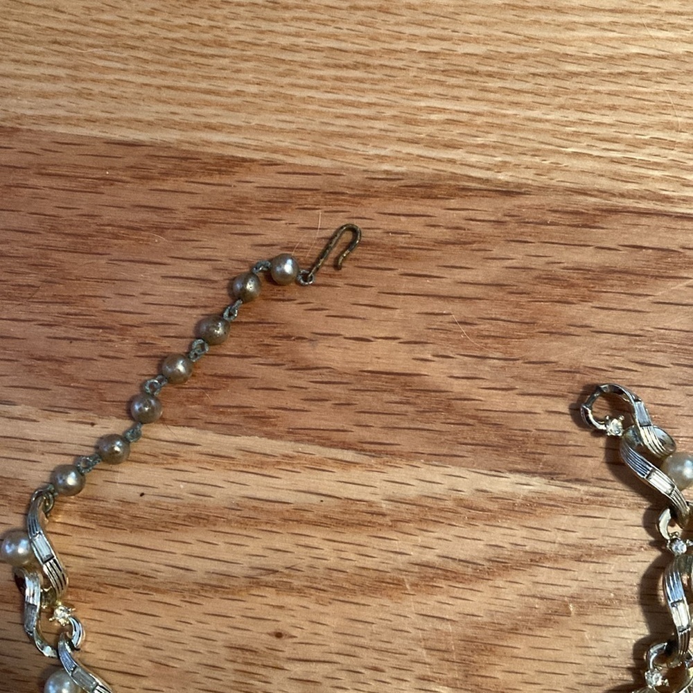 Golden and pearly necklace. - Picture 3 of 6